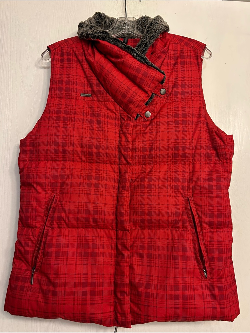 Columbia NWOT Cozy Plaid Red Ladies Puffer Vest Size Large.